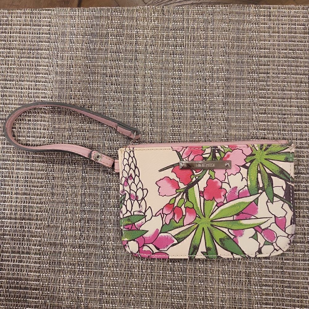 Nine West Wristlet - tropical